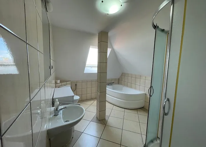 民宿 Sloneczna 尤斯托尼莫斯基